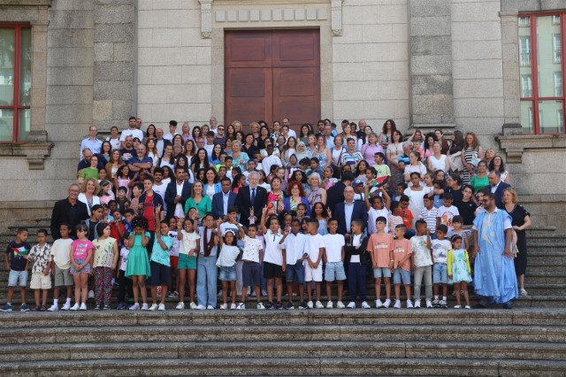O Parlamento de Galicia recibe aos nenos e nenas saharauis que pasarán o seu verán en Galicia 